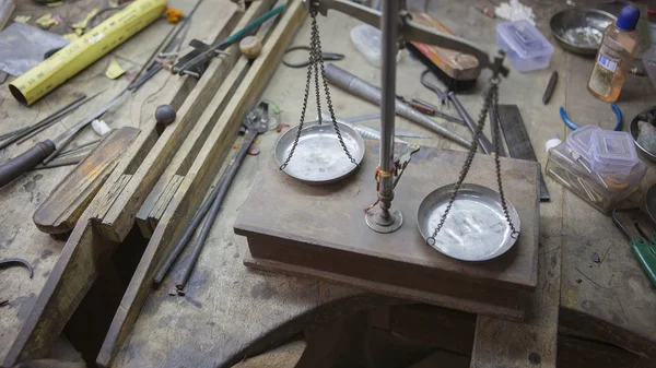 Indian Jeweler making an Oriental Jewelry in workshop. Handmade — Stock Photo, Image