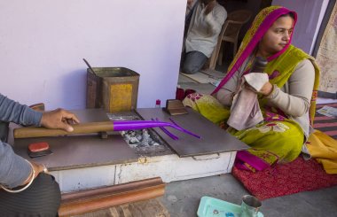 Rajasthan, Hindistan 2016. Sınıf içinde Hintli öğrenciler, lo