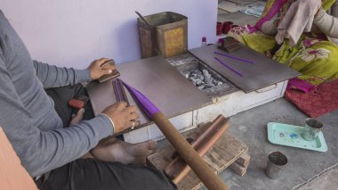 Ucuz plastik bilezikler Hint adam yapma Samode Palace yakınındaki oteller. 