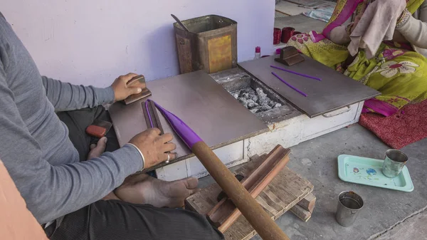 Hombre indio haciendo pulseras de plástico baratas cerca de Samode Palace . — Foto de Stock