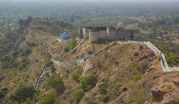 Antigua fortaleza destruida en el distrito de Rajsamand cerca de Jaipur, India . — Foto de Stock