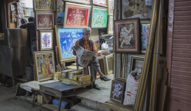 Jaipur, Hindistan 2016. Bunları satan tanımlanamayan Hintli