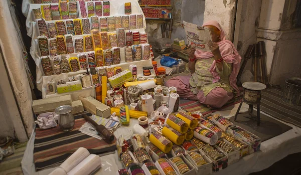 Jaipur, indien, Dezember 2016: Frau verkauft orientalischen Goldschmuck auf — Stockfoto