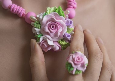 Romantik tarzı: Çiçek gül kolye (moda stüdyo çekim bir J