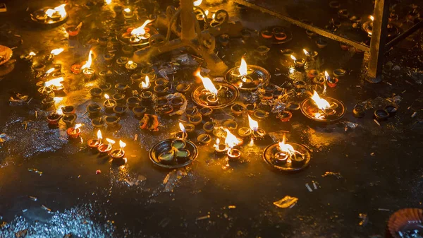 Kerzenflamme in Nahaufnahme im indischen Tempel an einem religiösen Fest — Stockfoto