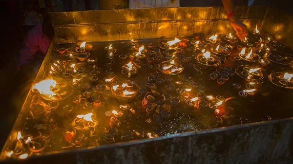 Kerzenflamme in Nahaufnahme im indischen Tempel an einem religiösen Fest — Stockfoto