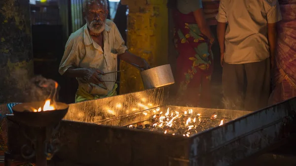 Thiruvannamalai, India 2016. Baba indio bendición peop — Foto de Stock