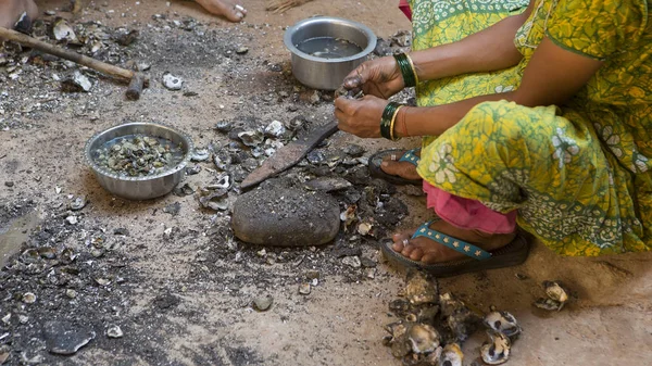 インドの女性が釣り後ムール貝を掃除します。魚の生活 — ストック写真