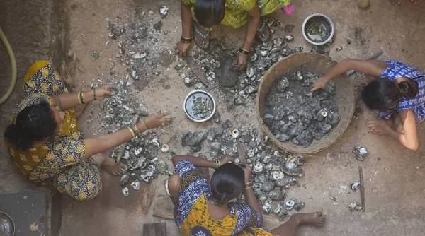 Indiska Womens rengöring musslor efter fisket. Livet av en fisk — Stockfoto