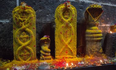 Arunacheshvara Tapınağı. Hint Shiva içinde mum alevi yakın çekim