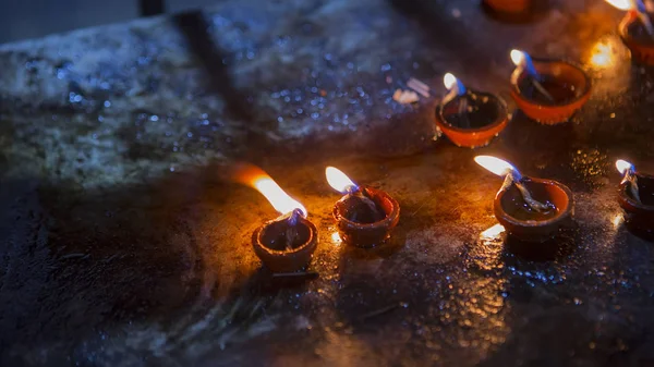 Fiamma di candela primo piano nel tempio indiano su una festa religiosa — Foto Stock