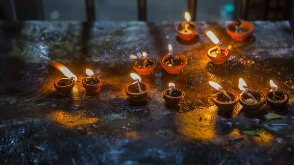 Kerzenflamme in Nahaufnahme im indischen Tempel an einem religiösen Fest — Stockfoto