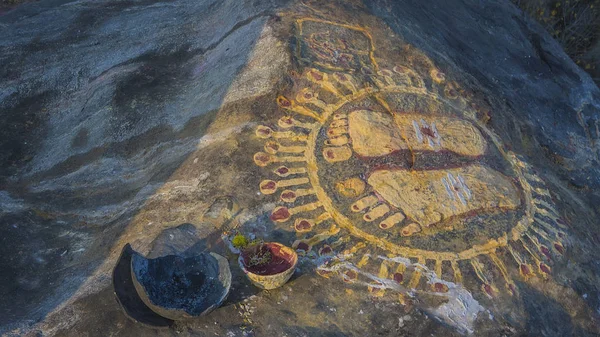 A stone with the image of the footprints of a guru on top of a m — Stock Photo, Image