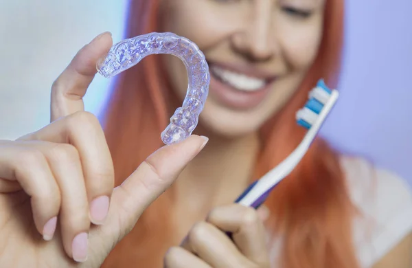 Hermosa chica sonriente sosteniendo bandeja de dientes — Foto de Stock