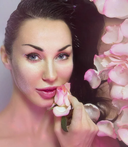 Woman with Fresh Rose petals and pink rosebud. Natural Rose wate — Stock Photo, Image