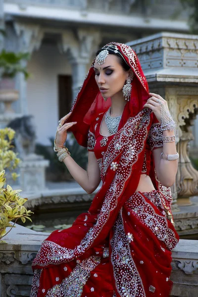 Schöne junge indische Frau in traditioneller Kleidung mit Braut — Stockfoto