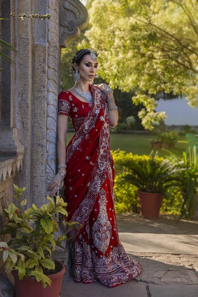 Mooie jonge Indiase vrouw in traditionele kleding met bridal — Stockfoto