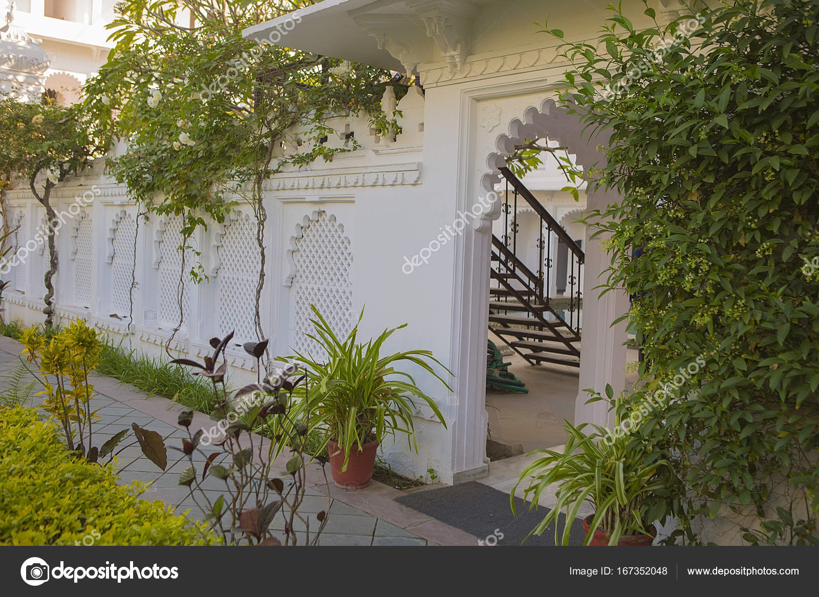Exotischen Garten. Landschaftsgestaltung des Gartens — Stockfoto ... Exotischen Garten. Landschaftsgestaltung des Gartens — Stockfoto ...