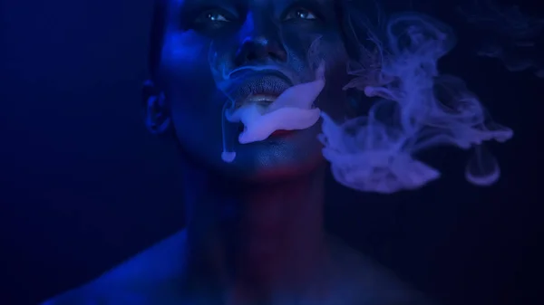 Vape κόμμα, νυχτερινή ζωή. Όμορφη σέξι γυναίκα καπνίζοντες — Φωτογραφία Αρχείου