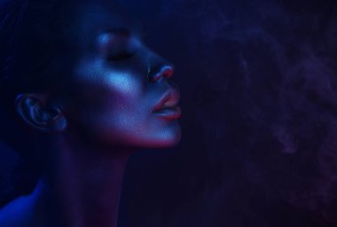 Vape parti, gece hayatı. Güzel seksi kadın yasaktır