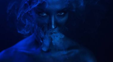 Vape parti, gece hayatı. Güzel seksi kadın yasaktır