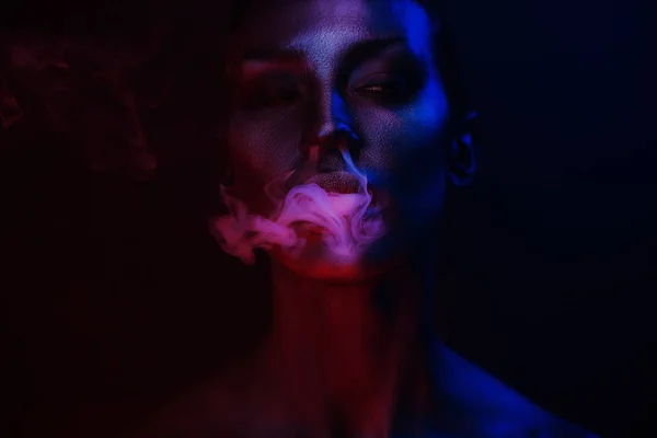 Festa do Vape, Vida Noturna. Mulher sexy bonita fumar — Fotografia de Stock