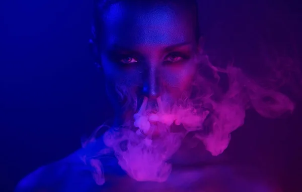 Festa del vaporizzatore, Vita notturna. Bella donna sexy fumare — Foto Stock