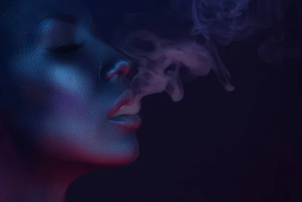 Vape Party, Nightlife. Beautiful Sexy Woman smoking — Stock Photo, Image