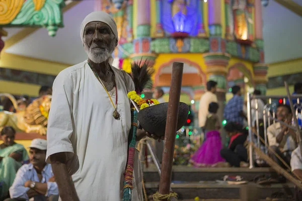 Goa, Indie, 2017. Indian Baba błogosławieństwa osób w fea — Zdjęcie stockowe