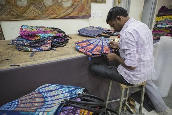 JAIPUR, Rajasthan, Índia, Brasil, 2016: Alfaiates no trabalho na Índia — Fotografia de Stock