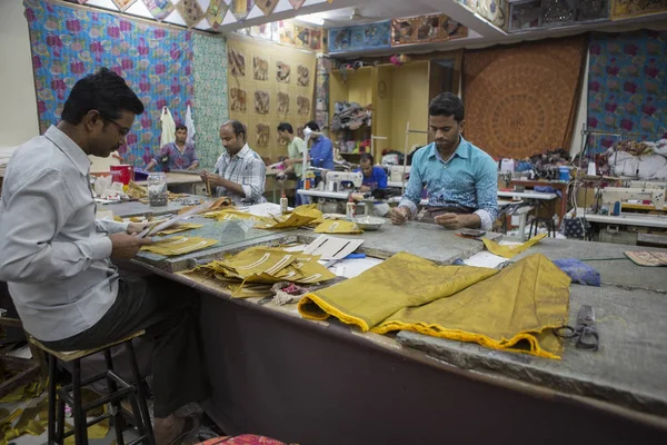 JAIPUR, Rajasthan, Índia, Brasil, 2016: Alfaiates no trabalho na Índia — Fotografia de Stock