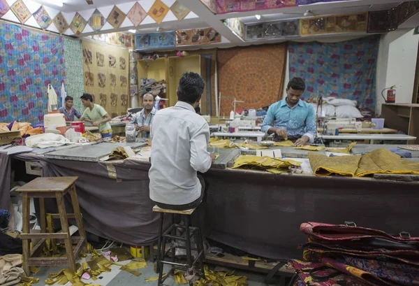 JAIPUR, Rajasthan, Índia 2016. Alfaiates no trabalho na Índia — Fotografia de Stock