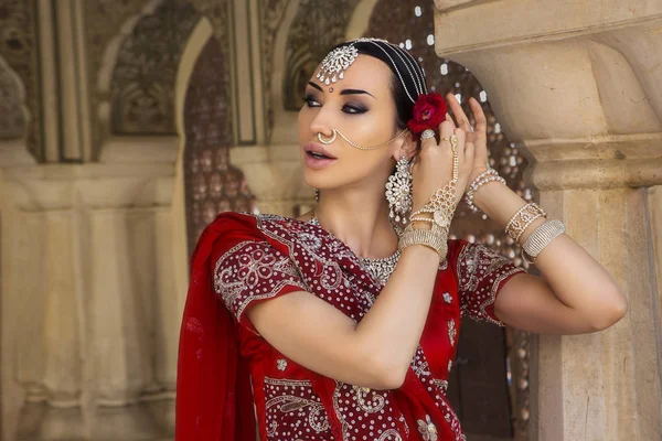 ブライダルと伝統的な服で美しい若いインド人女性 — ストック写真