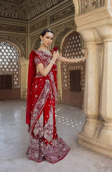 Gyönyörű fiatal indiai nő, hagyományos ruha, menyasszonyi — Stock Fotó