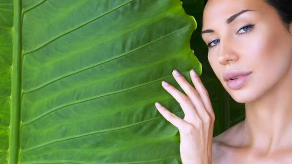 Hermosa cara de mujer con maquillaje natural desnudo en una pulga tropical — Foto de Stock