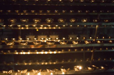 Mum alevi yakın çekim. Bir Budist tapınağında birçok mumlar. Religi