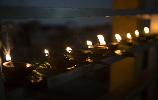 Chama de vela close-up. Muitas velas em um templo budista. Religi — Fotografia de Stock
