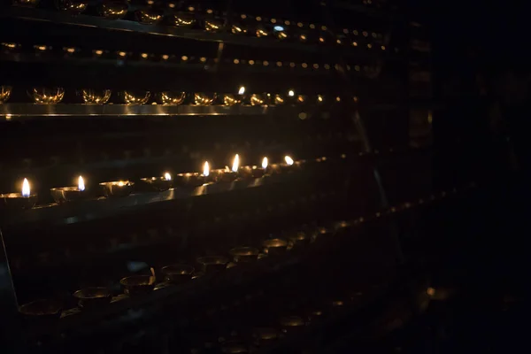 Γκρο πλαν φλόγα κεριού. Πολλά κεριά σε ένα βουδιστικό ναό. Religi — Φωτογραφία Αρχείου