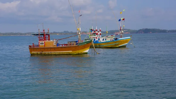 Fiskebåtar i Weligama, Sri Lanka. Sri Lankas fiske. Havet vi — Stockfoto