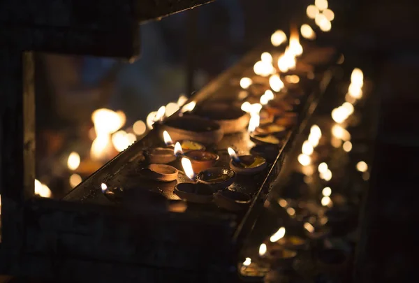 Świece zbliżenie w indyjskiej świątyni na religijnym festiwalu Di — Zdjęcie stockowe