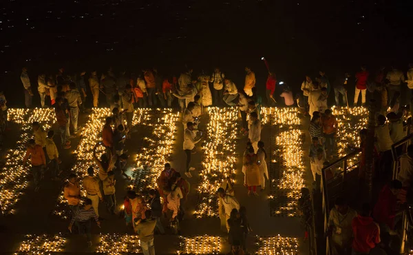 AYODYA, ÍNDIA 2019. As pessoas celebram o festival hindu de Diwali — Fotografia de Stock