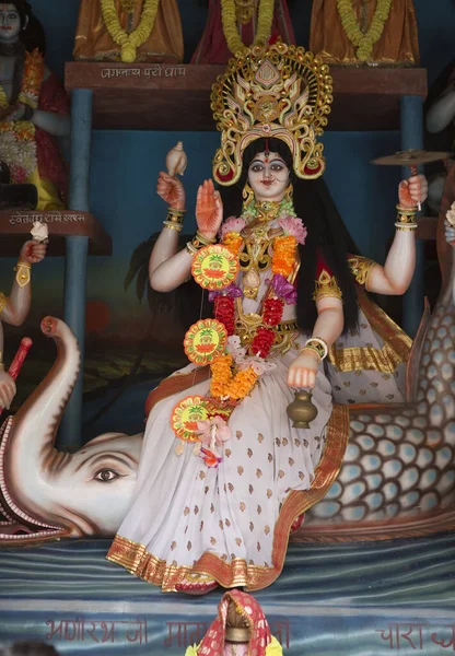 アヨディヤにおけるヒンドゥ教の神々と女神の像 寺の裏にムルティ インドの神の彫刻 インドの精神的な伝統 — ストック写真