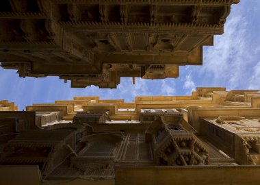 Altın Şehir Jaisalmer, Rajasthan, Hindistan. Jaisalmer 'in güzel mimarisi. Doğu tarzı evler. Rajasthan sokakları