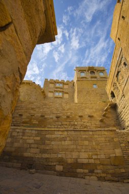 Hindistan 'daki Jaisalmer Kalesi. Güzel Antik Hint müstahkem mimarisi. Rajasthan Tepesi Kaleleri. Askeri Hindistan kalesinin manzarası. 