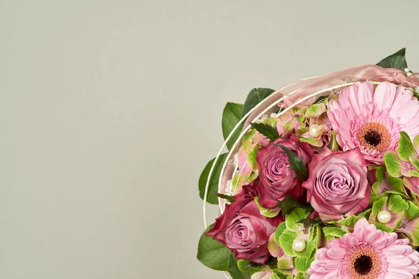 Gül ve gerberalarla süslenmiş güzel çiçek buketleri.