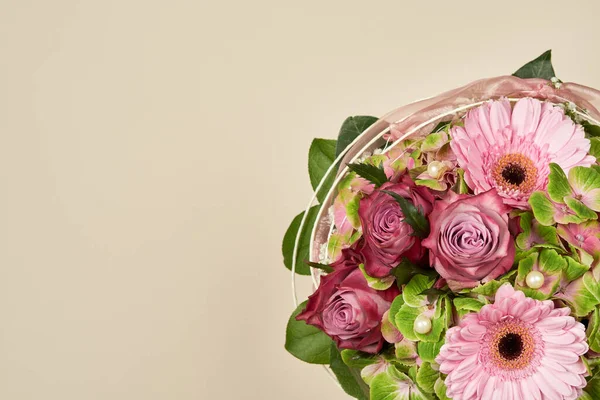 Gül ve gerberalarla süslenmiş güzel çiçek buketleri.