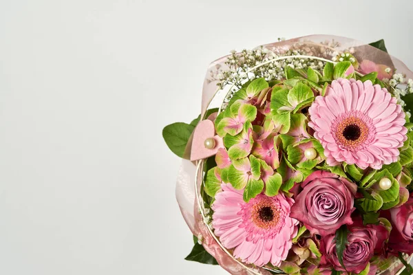 Gül ve gerberalarla süslenmiş güzel çiçek buketleri.