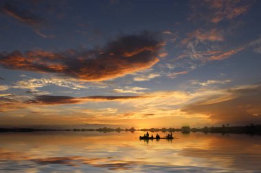 doğal arka plan üzerinde deniz üzerinde güzel gün batımı.