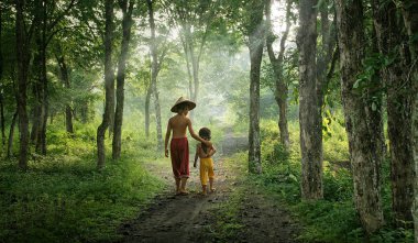 Sessiz ormanda kardeşimizi taşıyoruz.