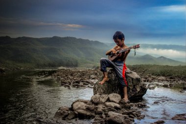 Neşenin şarkısı, ukulele çalan küçük çocuklar